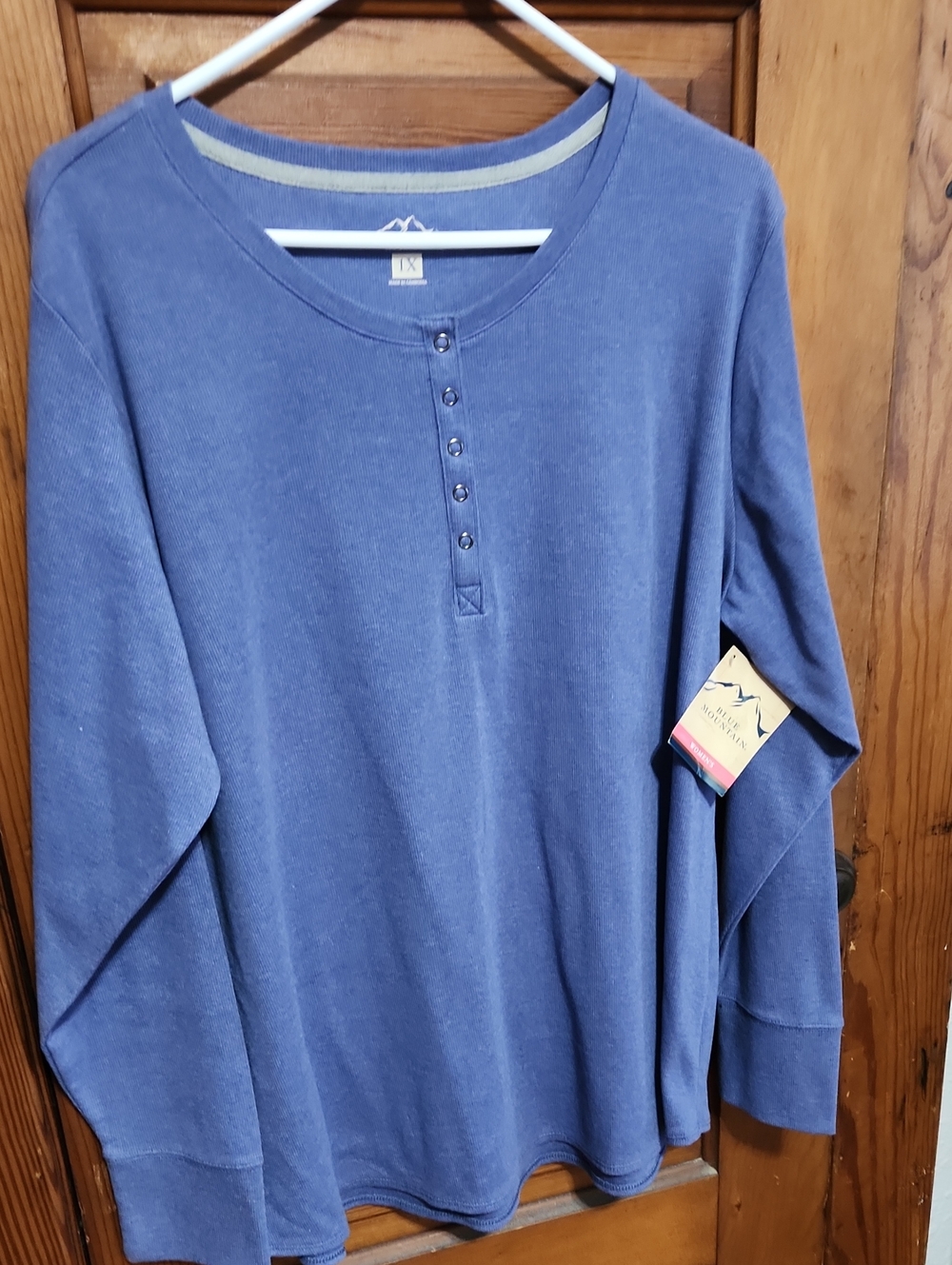 Women's Washed Blue Long-Sleeve Henley Tee - Unknown Brand